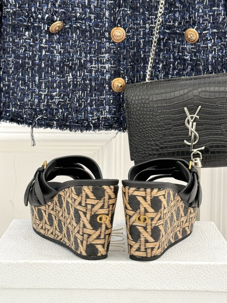 Босоніжки на товстої танкетці фото 6