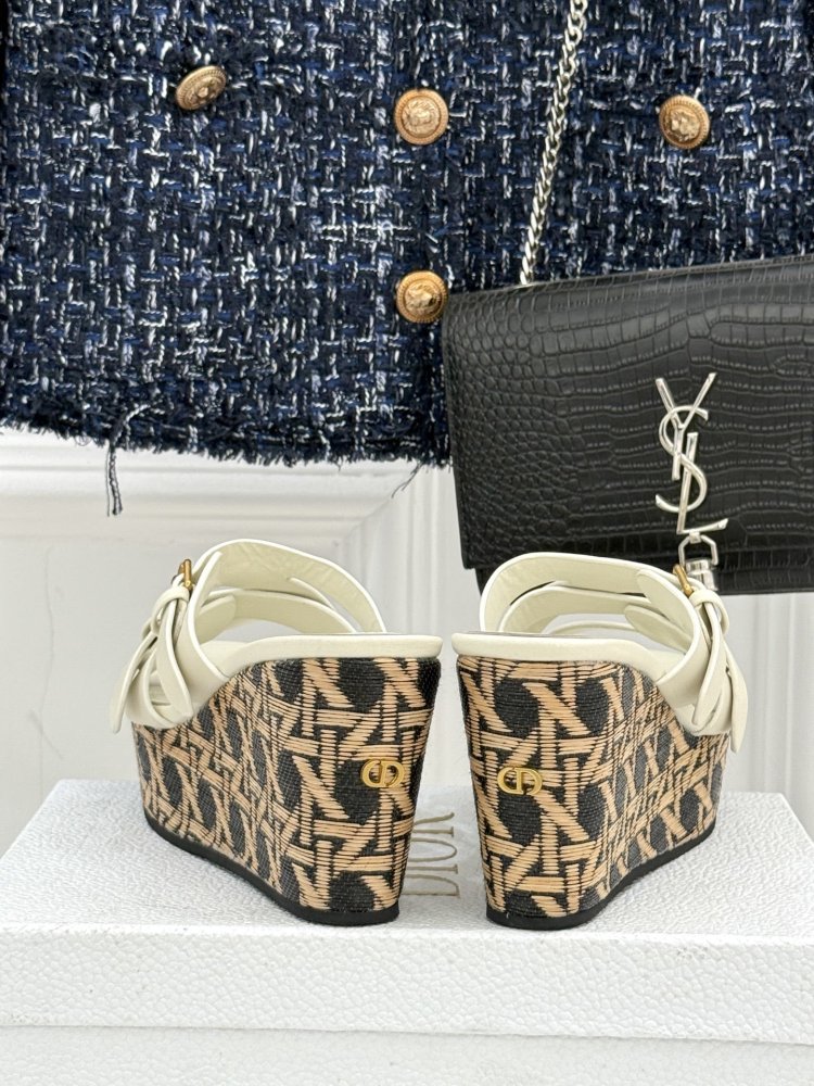 Босоножки на толстой танкетке фото 6