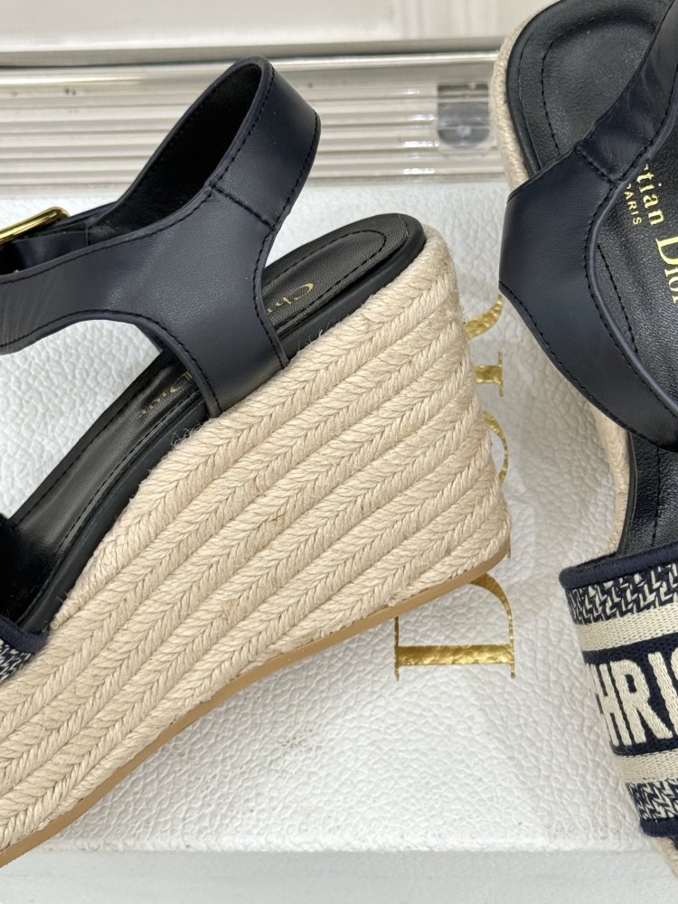 Босоножки на толстой танкетке фото 6