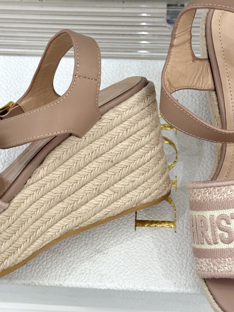 Босоножки на толстой танкетке фото 6