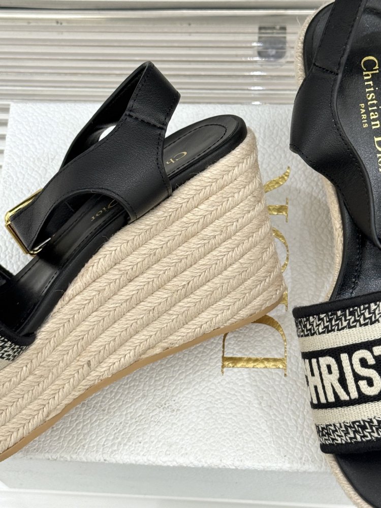 Босоножки на толстой танкетке фото 6