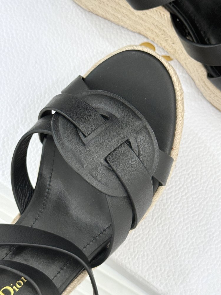 Босоніжки на товстої танкетці фото 7