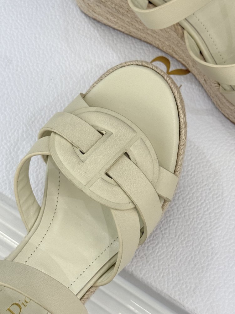 Босоніжки на товстої танкетці фото 7