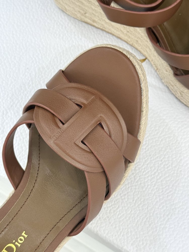 Босоножки на толстой танкетке фото 7