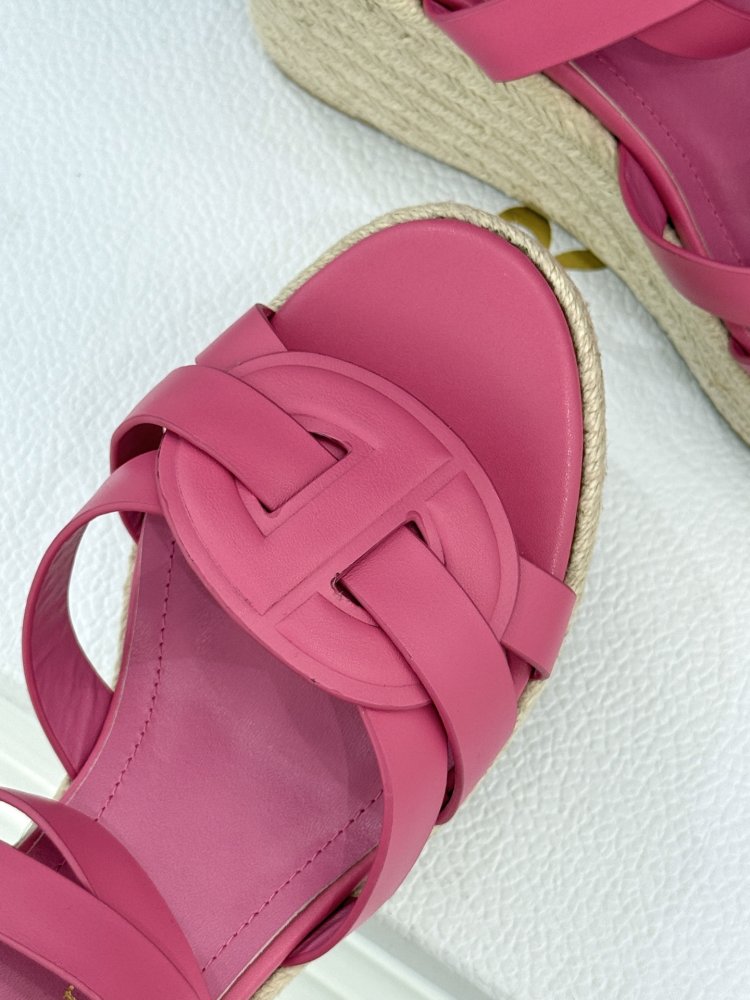 Босоніжки на товстої танкетці фото 7