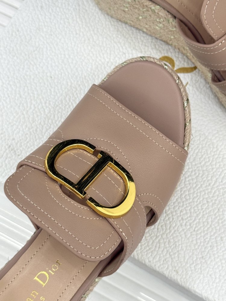 Босоніжки на товстої танкетці фото 7