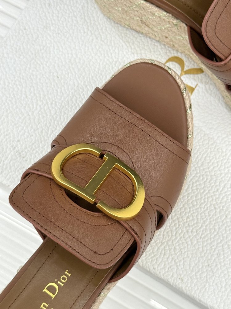 Босоножки на толстой танкетке фото 7