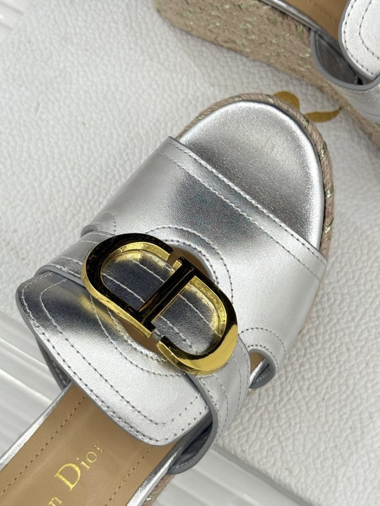 Босоніжки на товстої танкетці фото 7