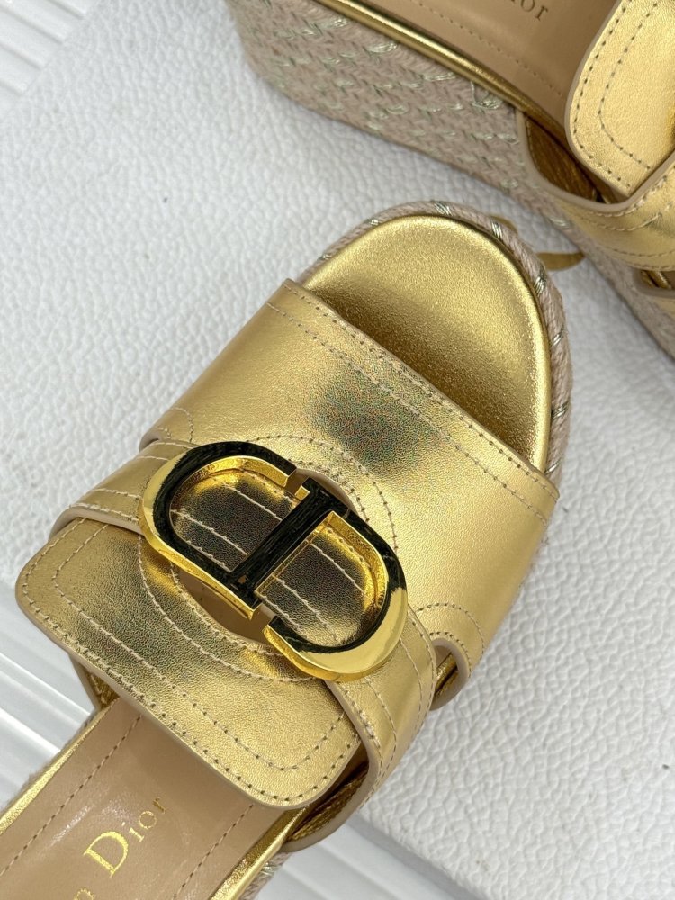 Босоніжки на товстої танкетці фото 7