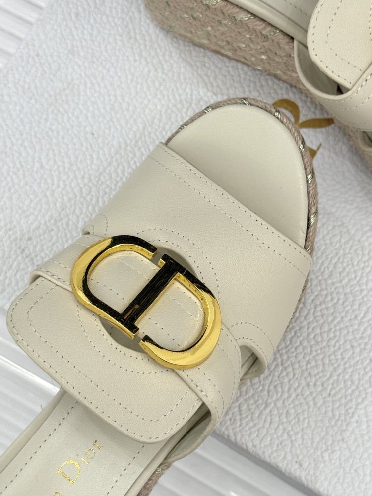 Босоножки на толстой танкетке фото 7