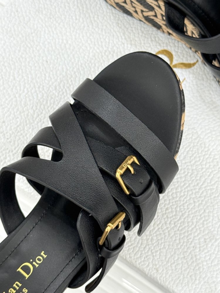 Босоніжки на товстої танкетці фото 7