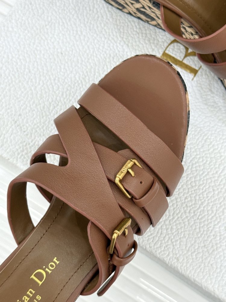 Босоножки на толстой танкетке фото 7