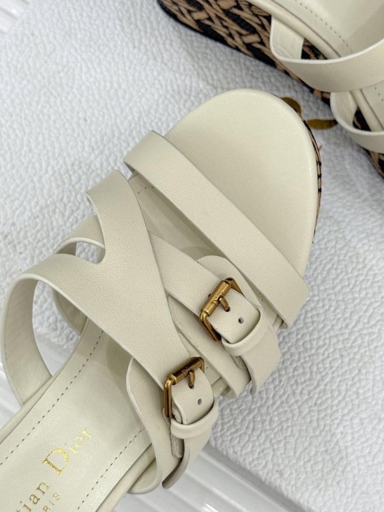 Босоножки на толстой танкетке фото 7