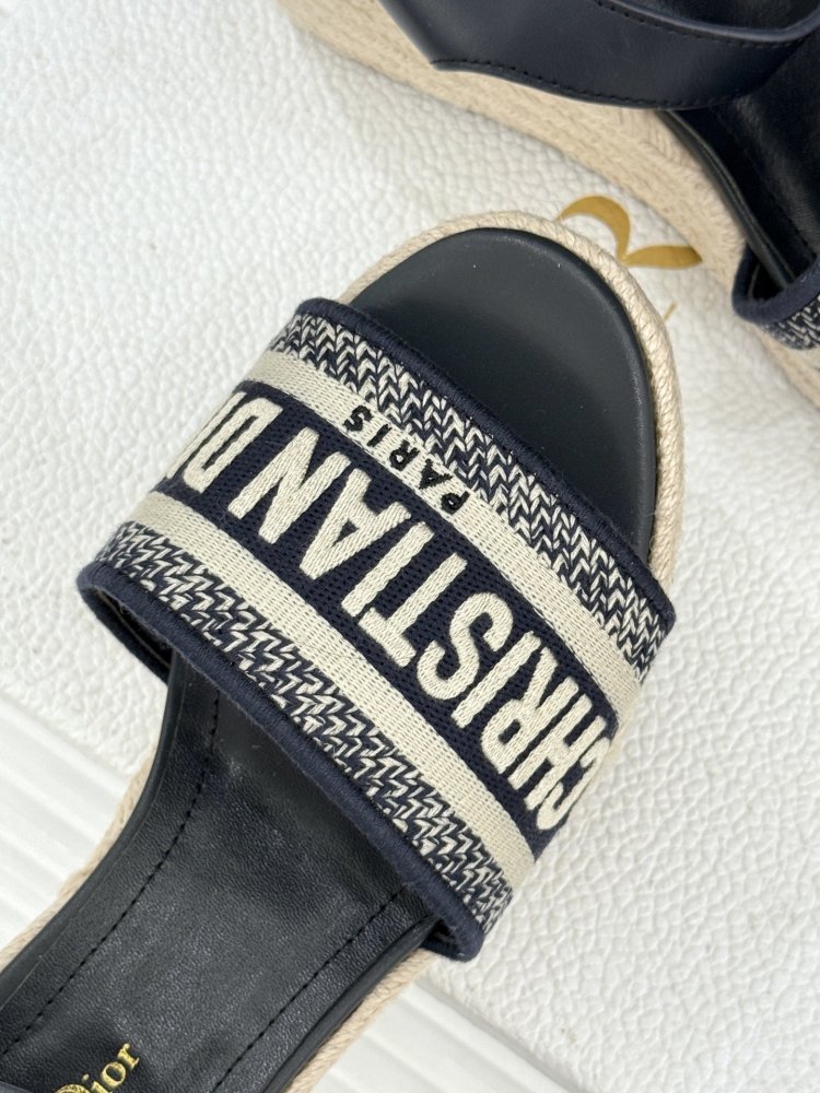 Босоножки на толстой танкетке фото 7