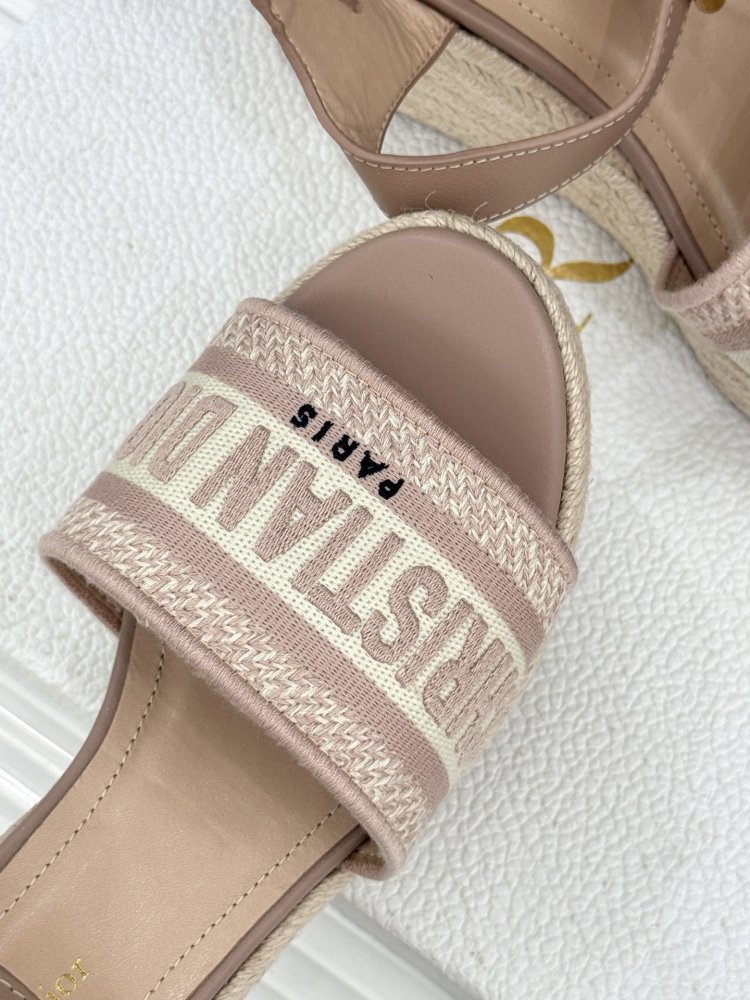 Босоножки на толстой танкетке фото 7