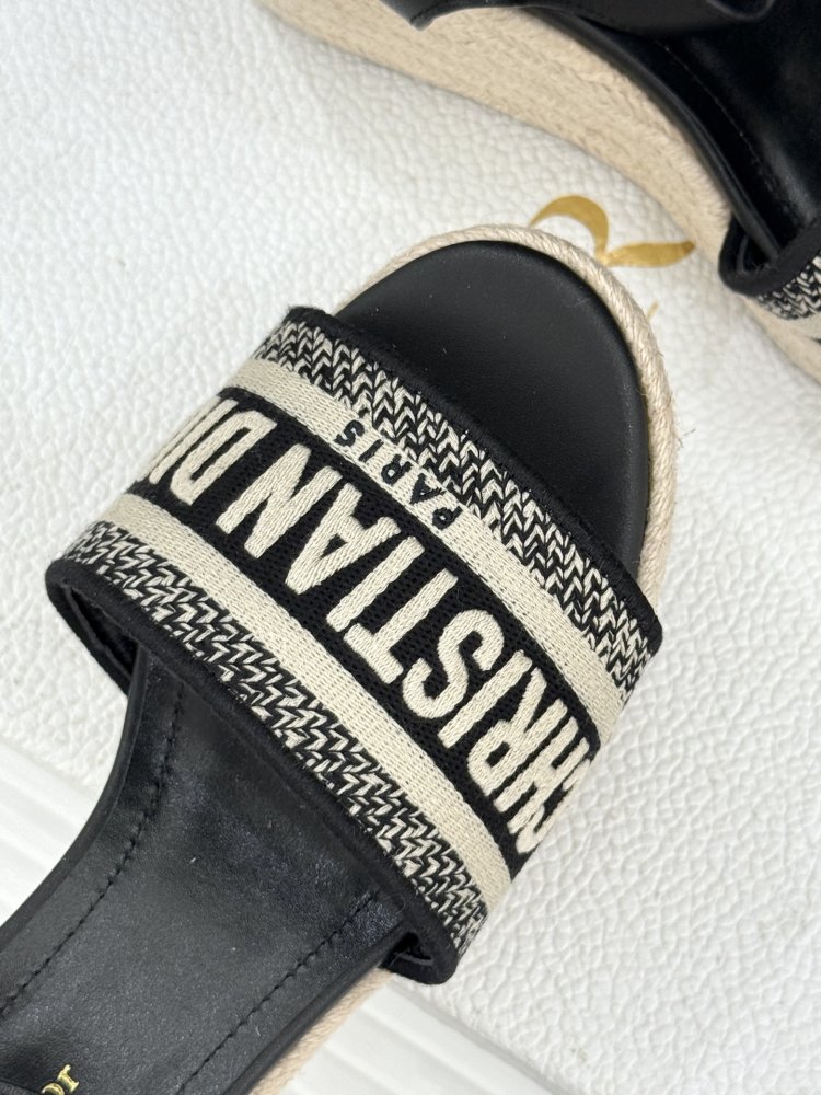 Босоножки на толстой танкетке фото 7