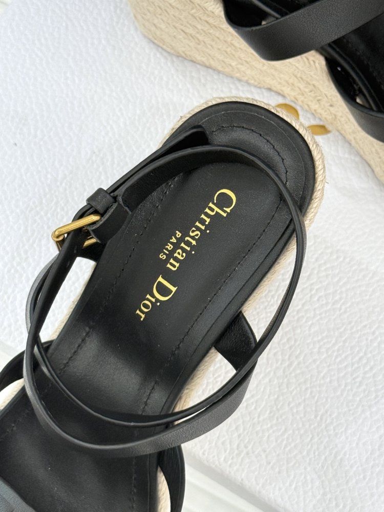 Босоніжки на товстої танкетці фото 8