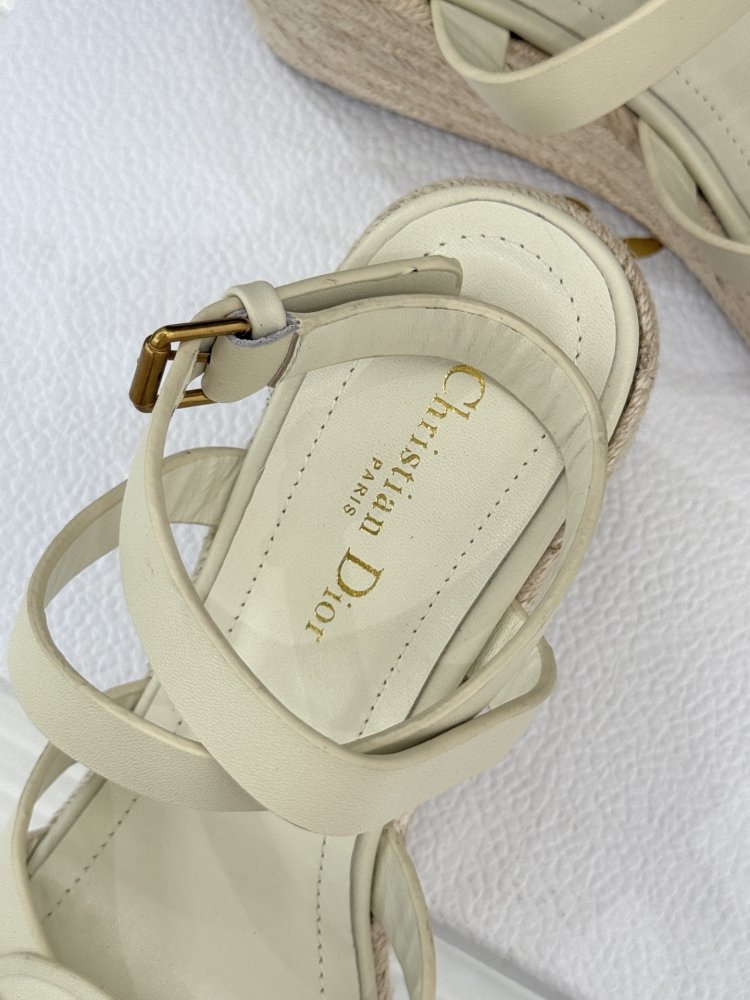 Босоніжки на товстої танкетці фото 8