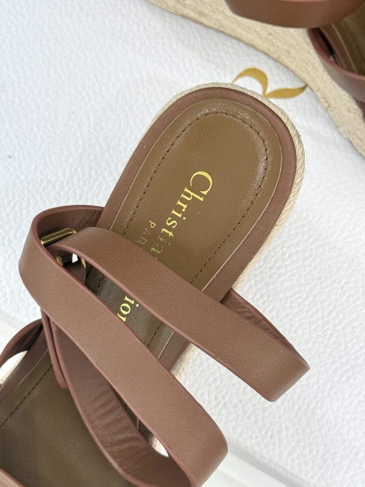 Босоножки на толстой танкетке фото 8