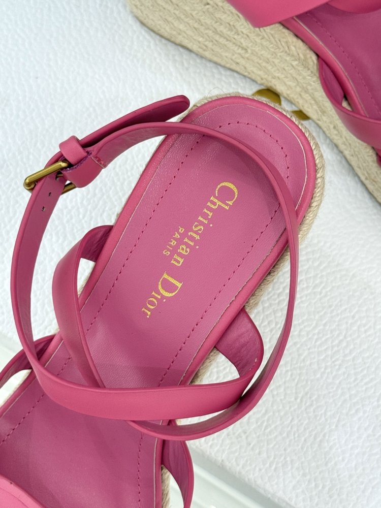 Босоніжки на товстої танкетці фото 8