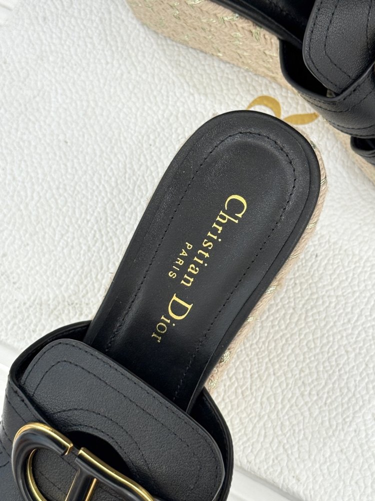 Босоніжки на товстої танкетці фото 8