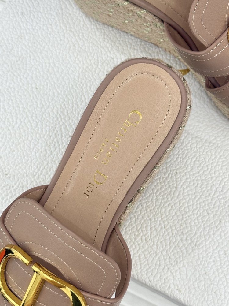 Босоніжки на товстої танкетці фото 8