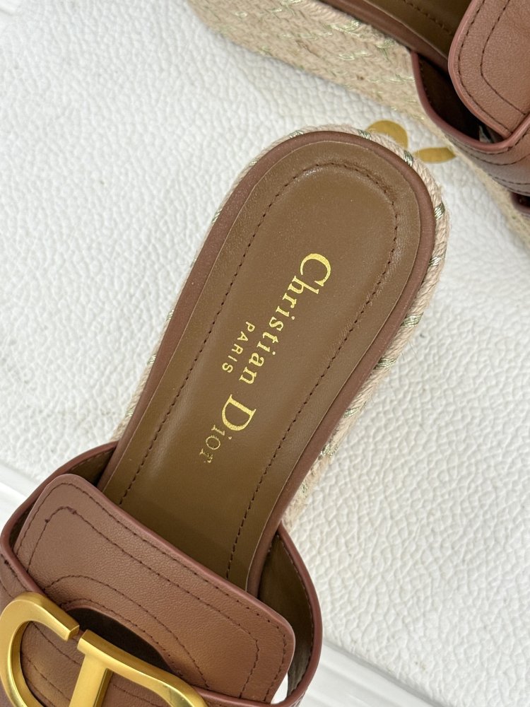 Босоножки на толстой танкетке фото 8