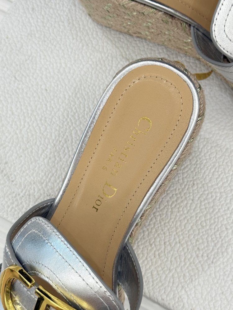 Босоніжки на товстої танкетці фото 8