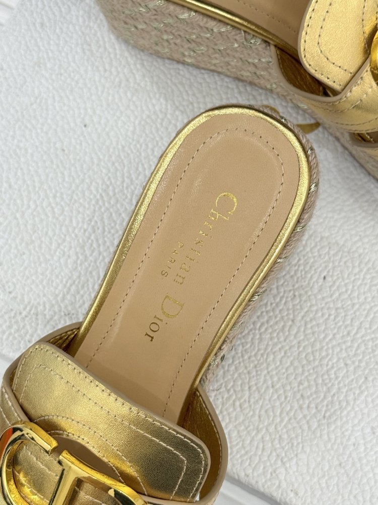 Босоніжки на товстої танкетці фото 8