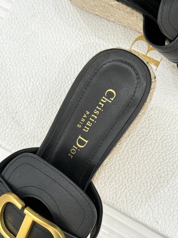 Босоножки на толстой танкетке фото 8