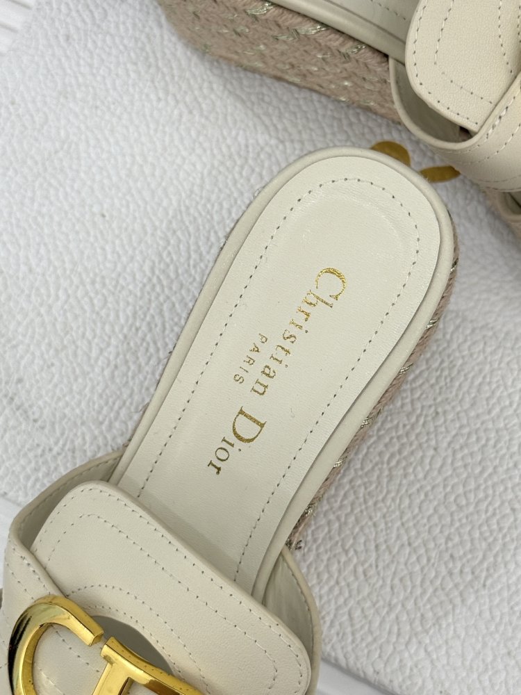 Босоножки на толстой танкетке фото 8