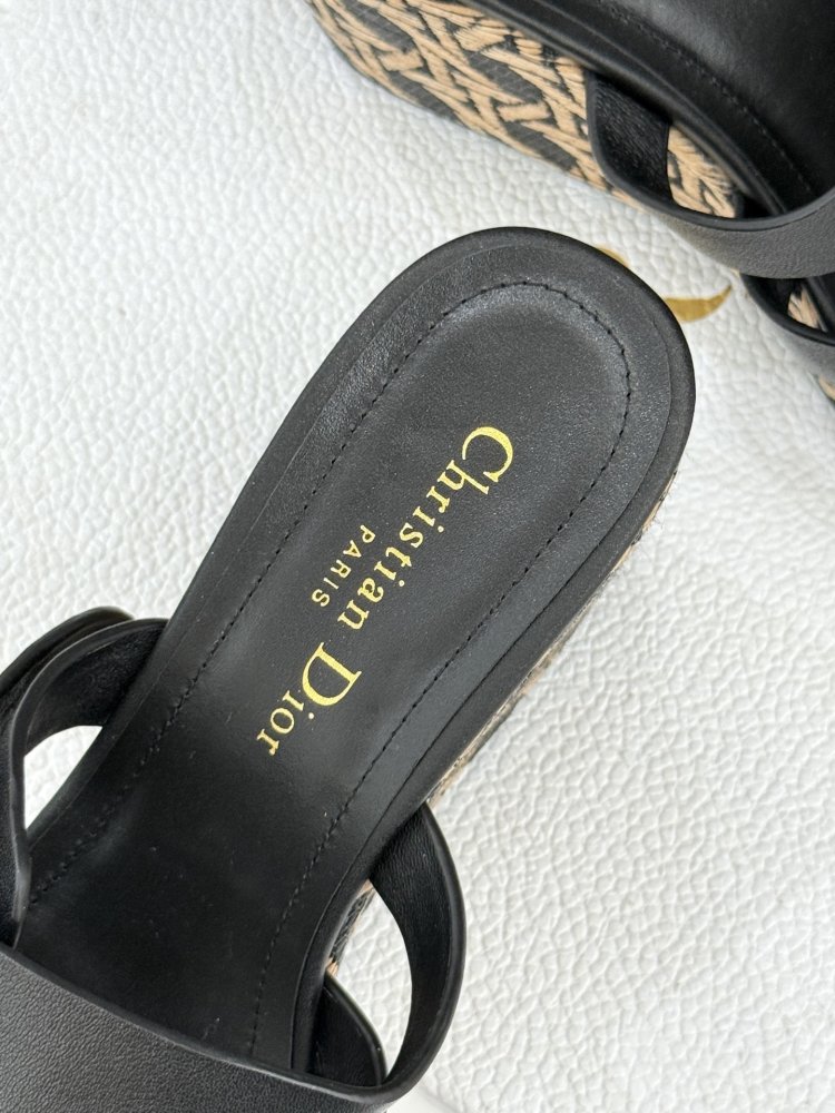 Босоніжки на товстої танкетці фото 8