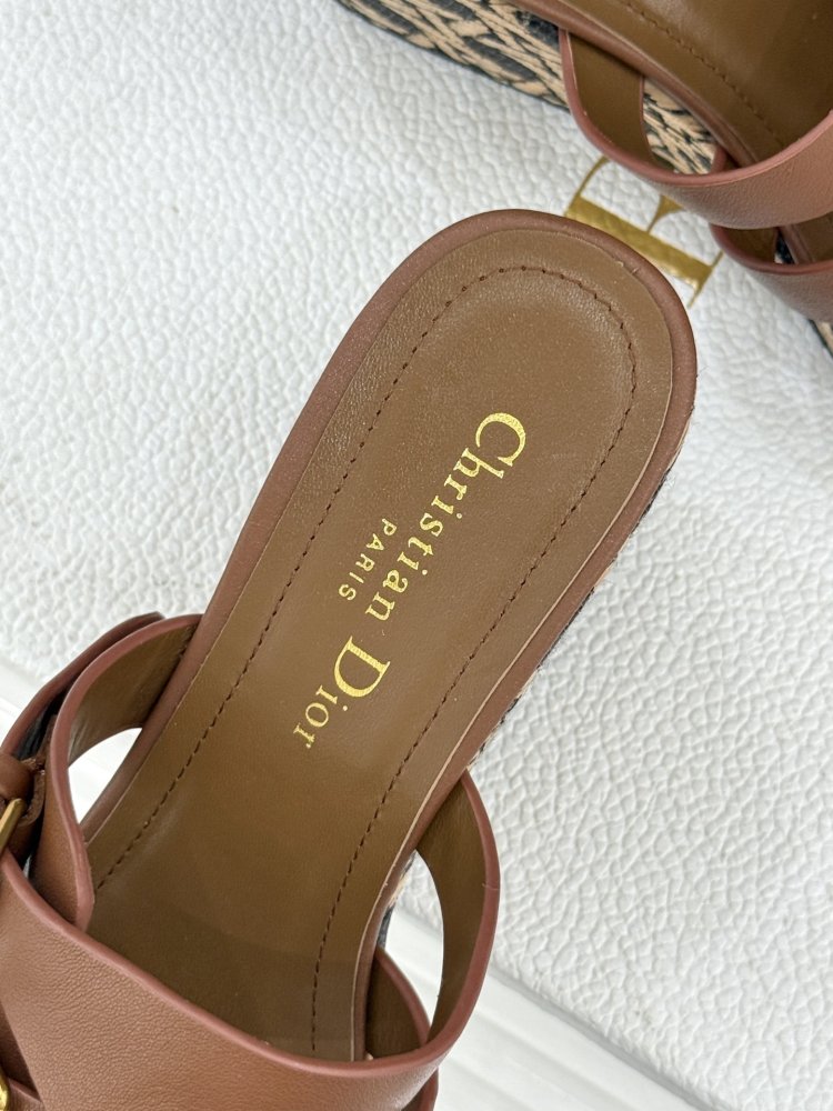 Босоножки на толстой танкетке фото 8