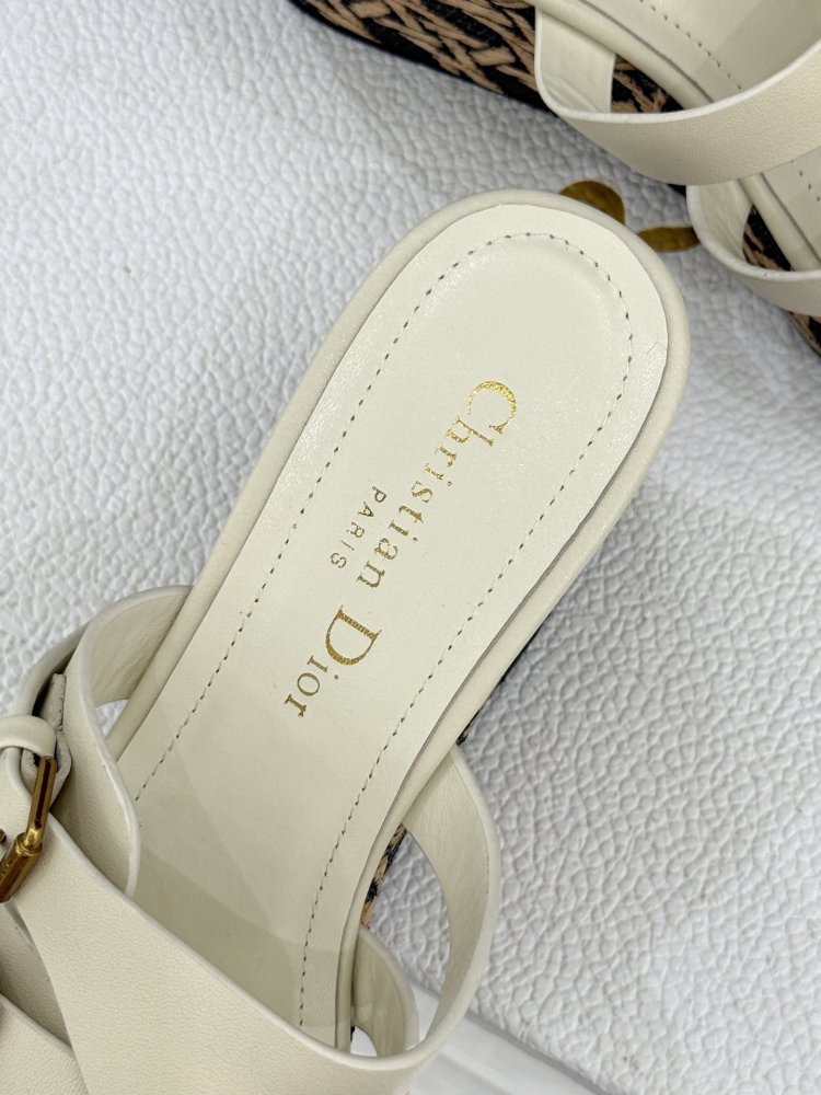 Босоножки на толстой танкетке фото 8