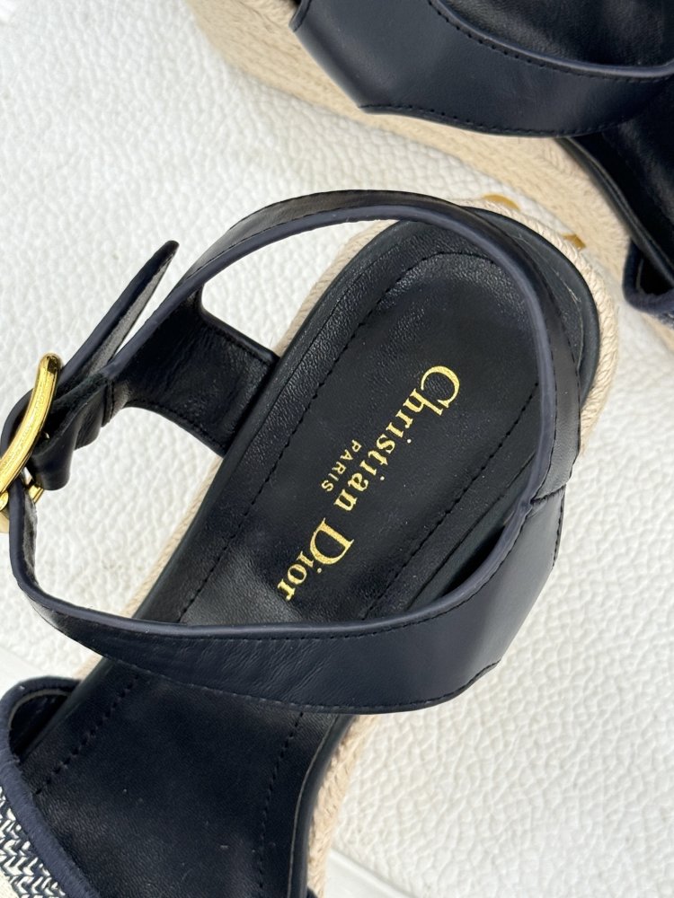 Босоножки на толстой танкетке фото 8