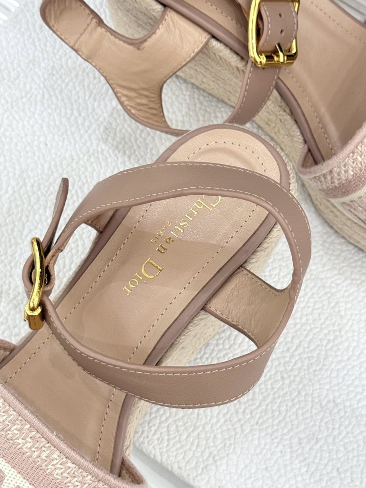 Босоножки на толстой танкетке фото 8