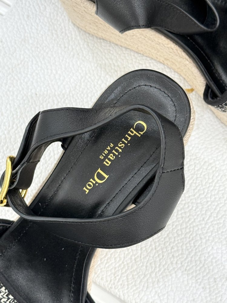 Босоножки на толстой танкетке фото 8