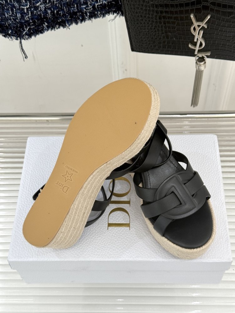 Босоніжки на товстої танкетці фото 9