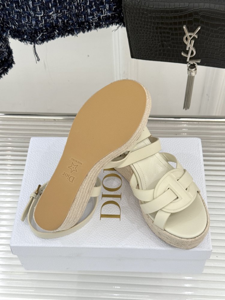 Босоніжки на товстої танкетці фото 9