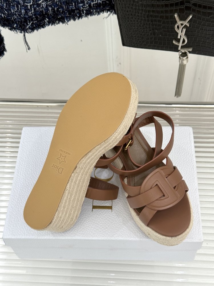 Босоножки на толстой танкетке фото 9