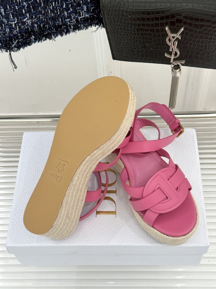 Босоніжки на товстої танкетці фото 9