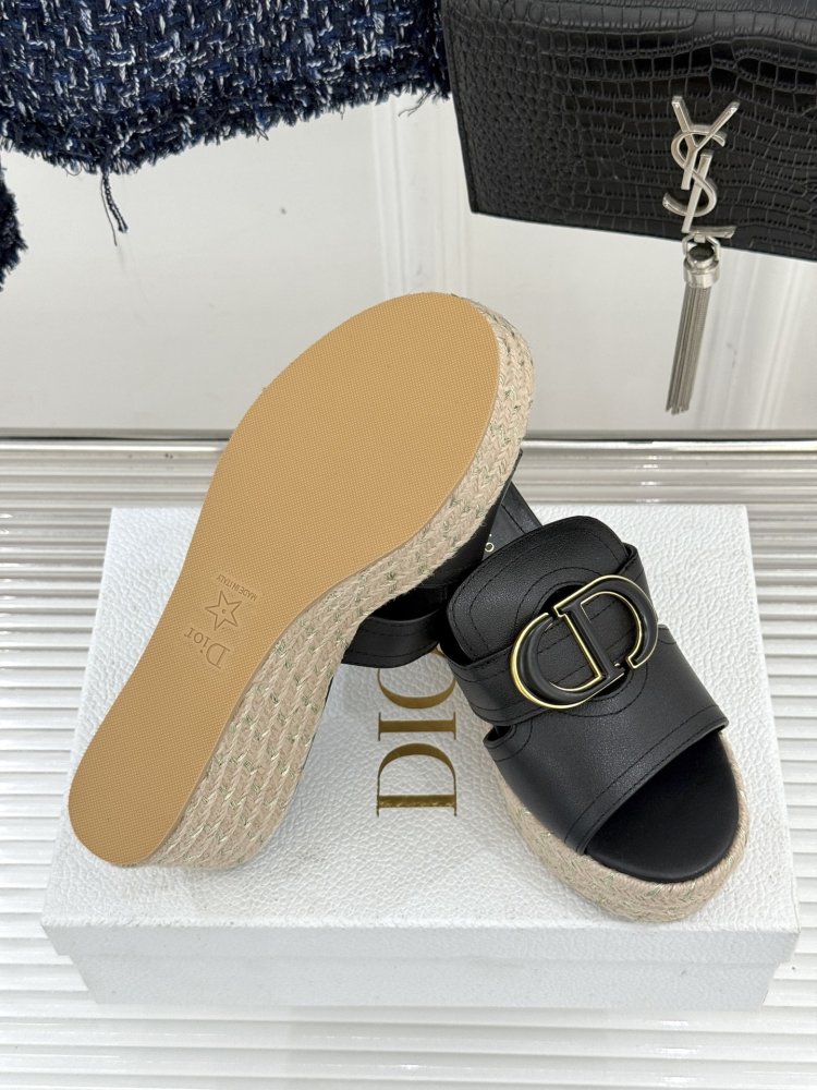 Босоніжки на товстої танкетці фото 9