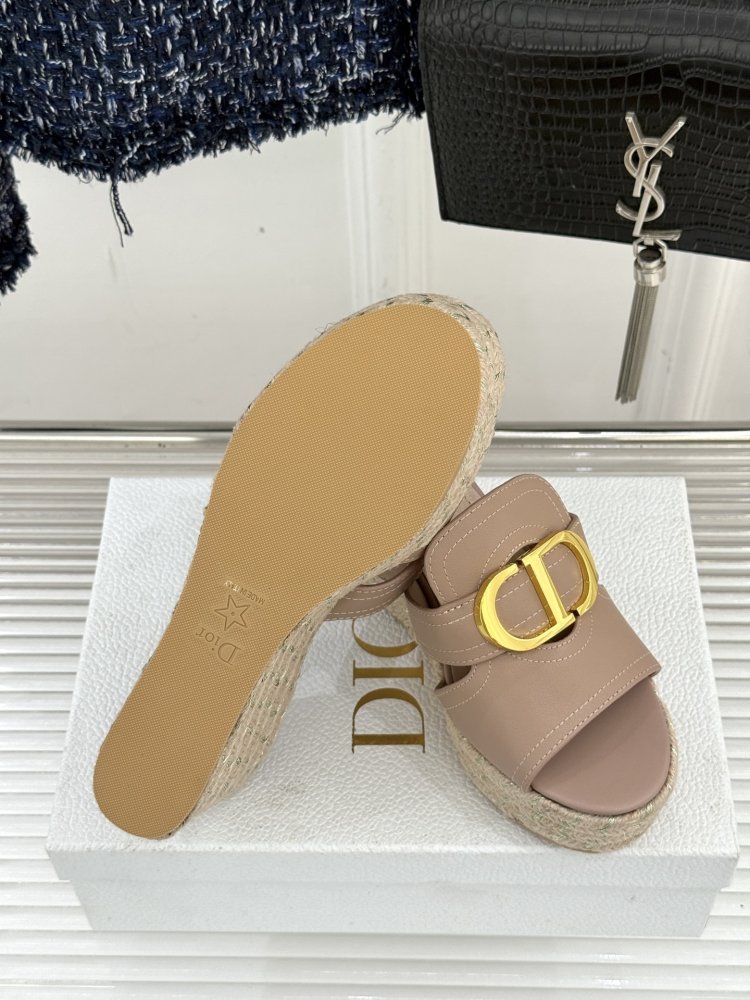 Босоніжки на товстої танкетці фото 9