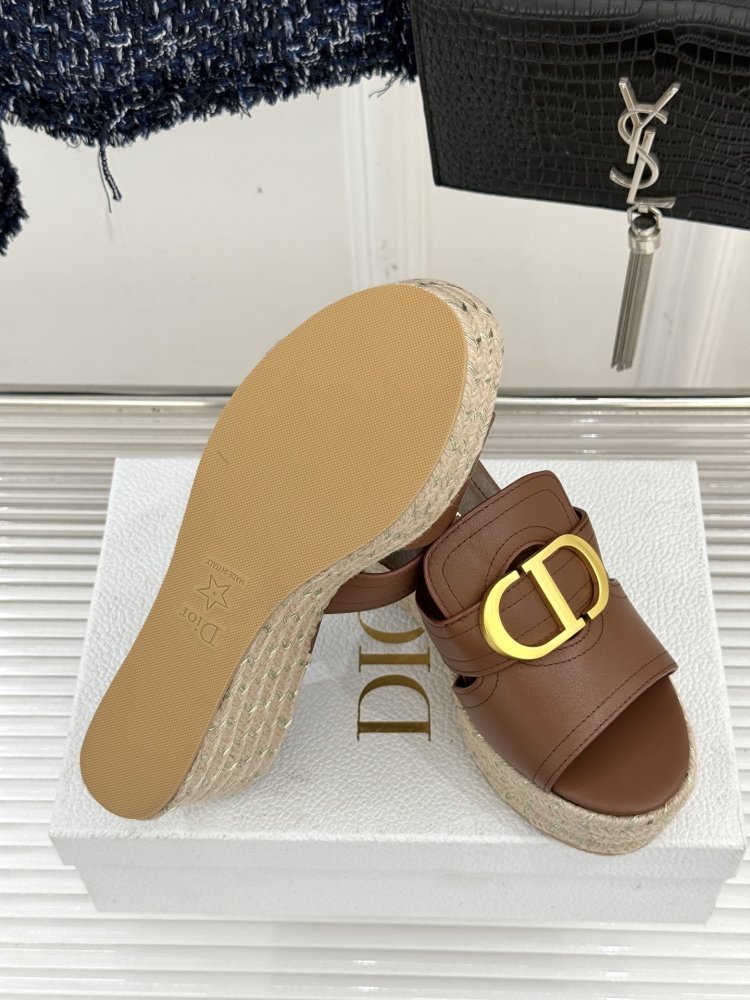 Босоножки на толстой танкетке фото 9