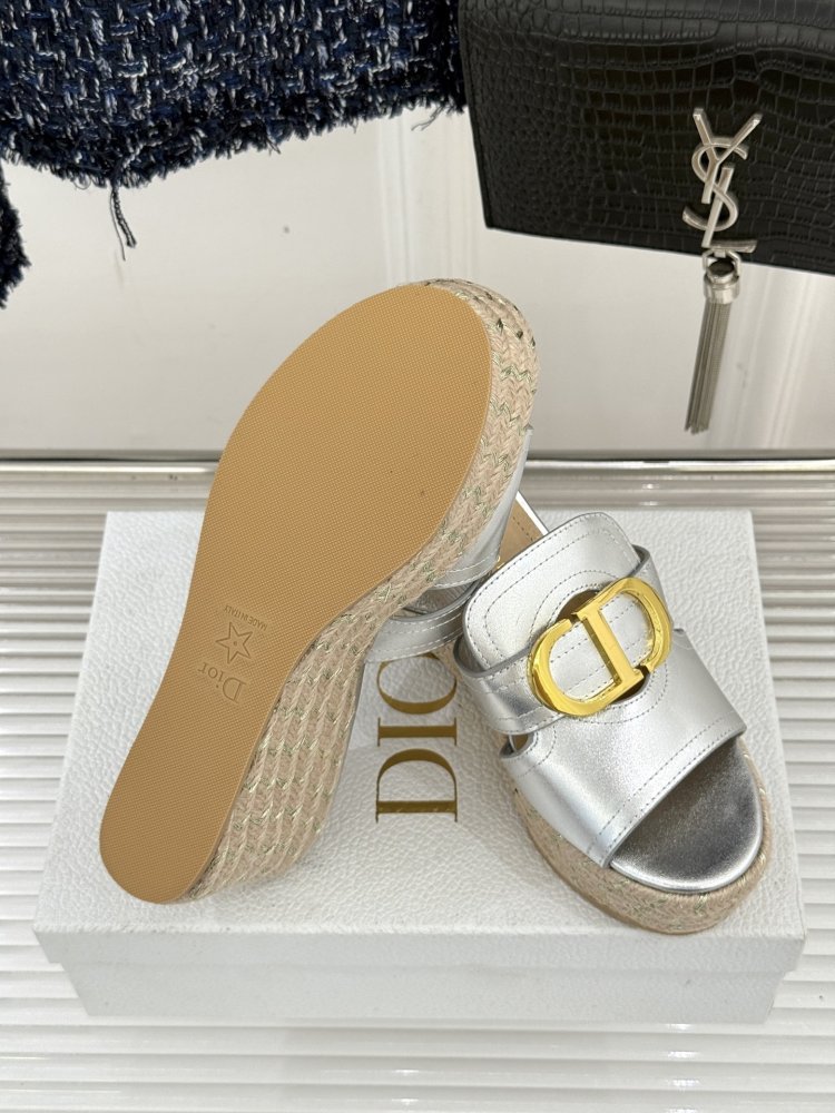 Босоніжки на товстої танкетці фото 9