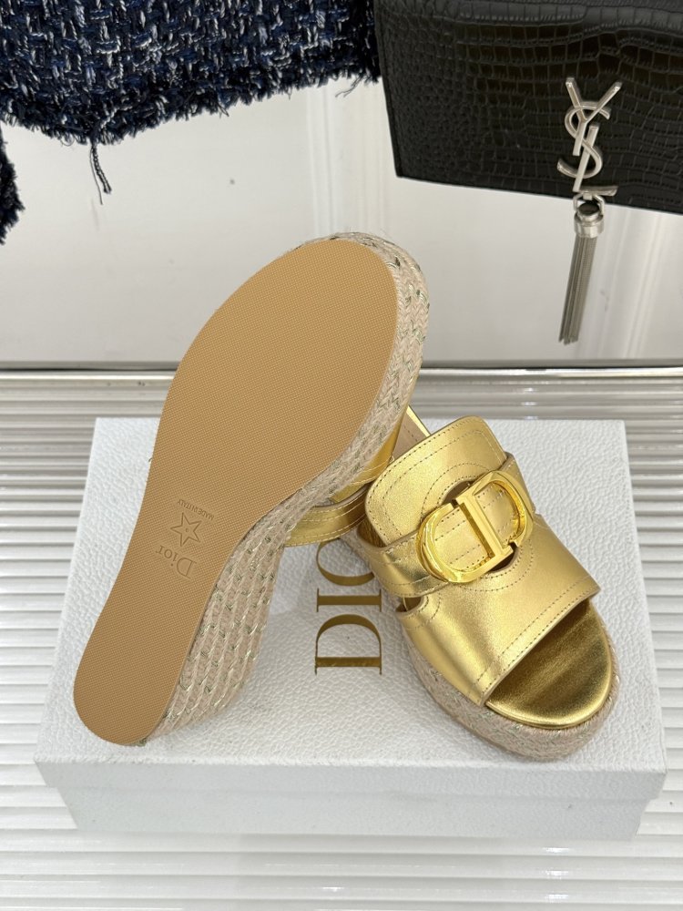 Босоніжки на товстої танкетці фото 9