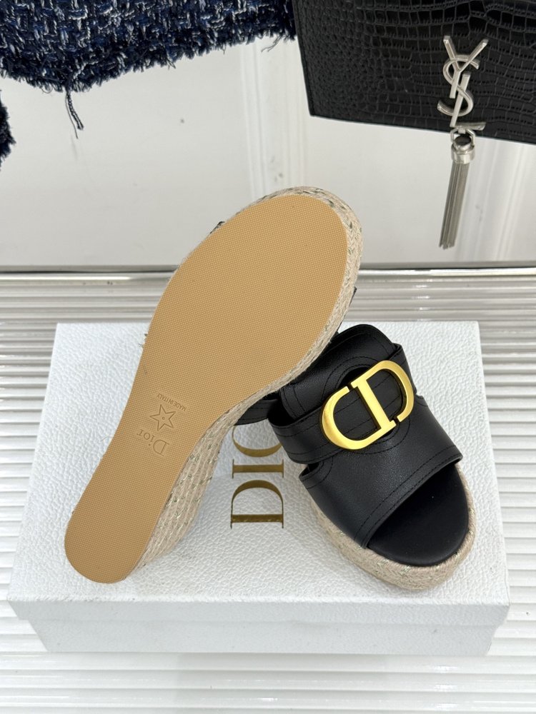 Босоножки на толстой танкетке фото 9