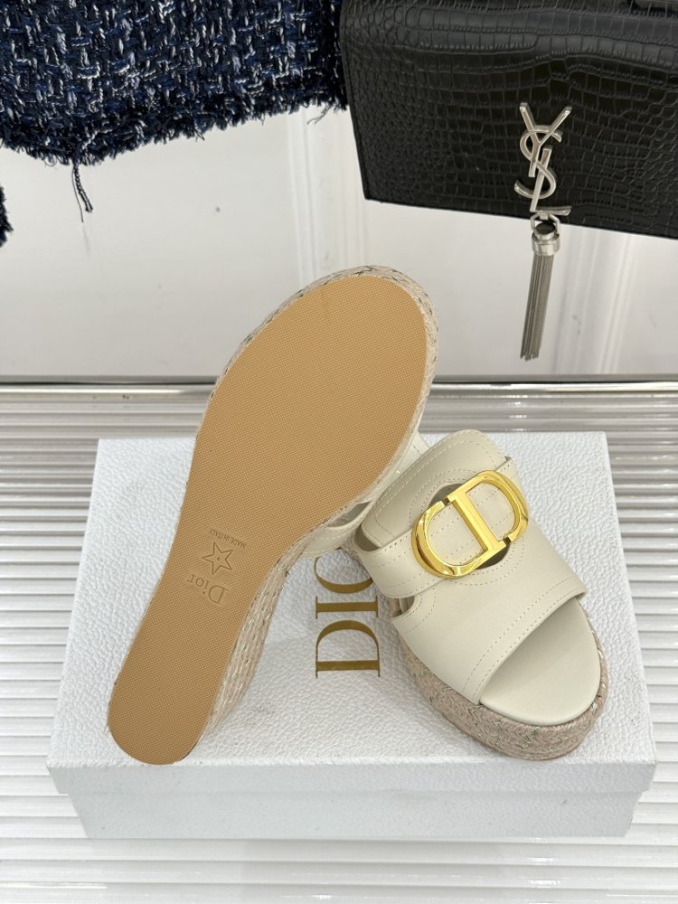 Босоножки на толстой танкетке фото 9