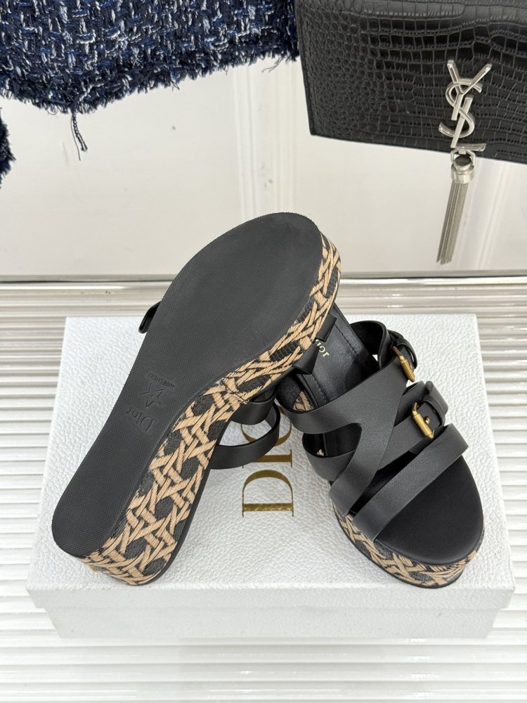 Босоніжки на товстої танкетці фото 9