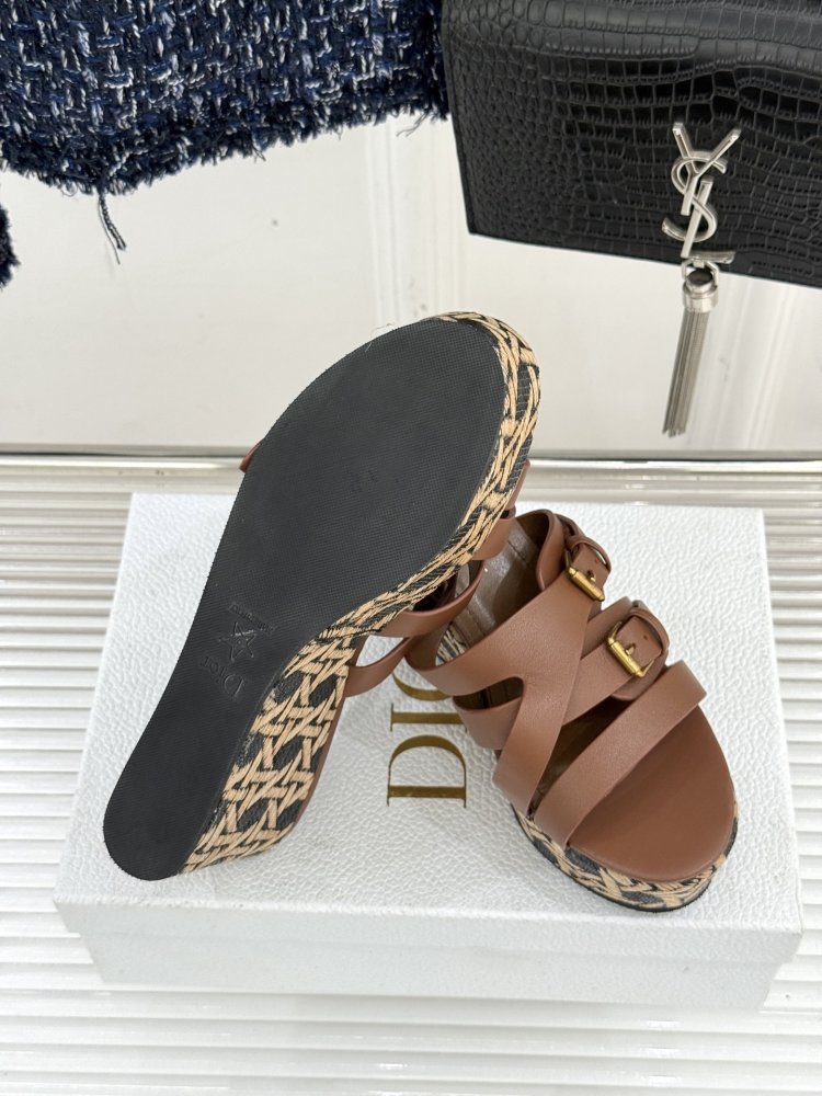 Босоножки на толстой танкетке фото 9